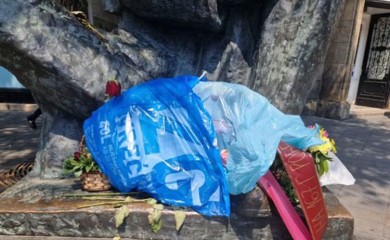 Vijenac za Nikolu Teslu umjesto na spomeniku završio u kesi za smeće