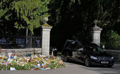 Kovčeg sa tijelom preminule kraljice iz Balmorala krenuo ka Edinburgu