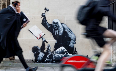 Benksijev mural sudije koji tuče demonstranta uklonjen sa zida suda u Londonu
