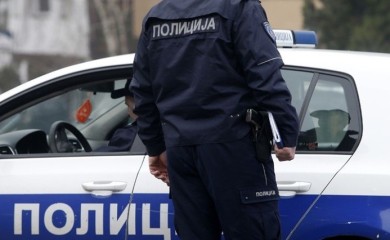 Muškarac iz kuće ukrao novac, oštetio fasadu sprejom crne boje