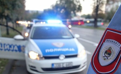 Haos u Petrovu: Vozeći u rikverc polupao tri automobila