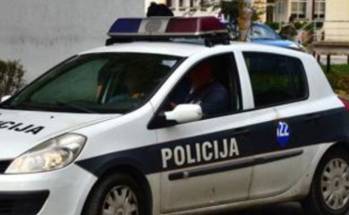 Automobil sletio s puta, povrijeđene tri osobe