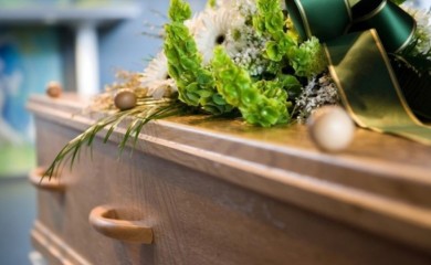Magijsko značenje: Evo zašto se na sahrani bacaju grumeni zemlje u grob
