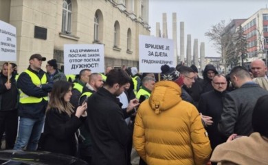DEP-OT pita – zašto ćutite?! Radnici ispred Gradske uprave prozivaju Stanivukovića