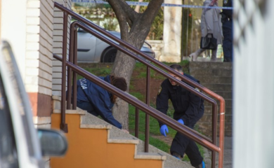 U Puli ispred zgrade pronađeno tijelo maloljetne djevojčice