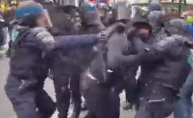 Francuska policija brutalna: Tukli i šutali demonstrante po podu, niko ne reguje