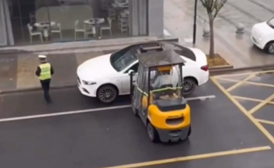 Mercedes odnijeli viljuškarom (VIDEO)