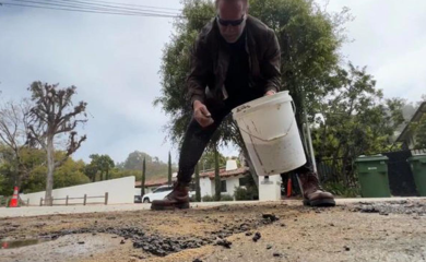 Arnold Švarceneger "zasukao rukave", pa popravio rupu na putu