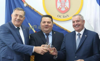 OSMIJEH ZA HELEZA Dodik, Stevandić i Višković u kasarni "Kozara" UPRKOS ZABRANI ministra odbrane BiH, PALA I ZDRAVICA