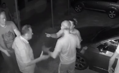 Načelnik opštine fizički napao vlasnicu kafića (UZNEMIRUJUĆI VIDEO)