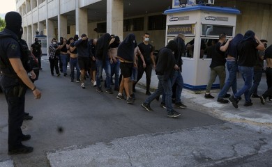Grčke vlasti odredile su pritvor za 30 huligana, među njima 28 Hrvata