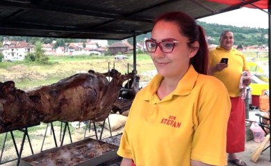 Sanja Nikolić jedina djevojka na Balkanu koja se bavi pečenjem volova