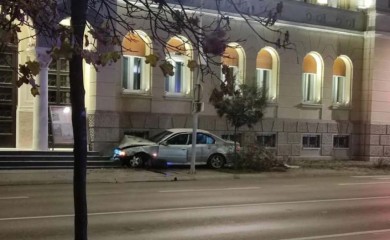 Vozač BMW-a se zakucao u zgradu Banskog dvora