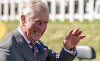 Mladić novčano kažnjen nakon što je gađao jajetom kralja Čarlsa