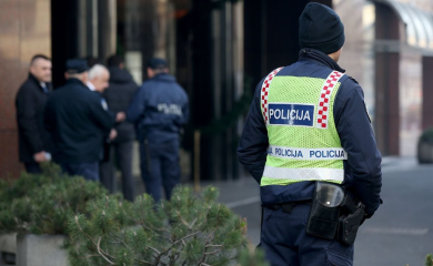 Policajac zaludio žene: "Gdje zaustavlja? Kazni me" (FOTO)
