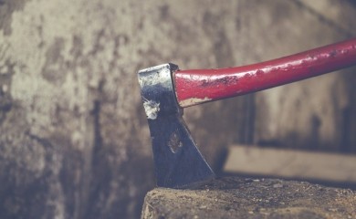 Učenik ranio sjekirom trojicu drugova