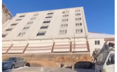 Prevrnula se zgrada, a nijedan prozor nije pukao (VIDEO)