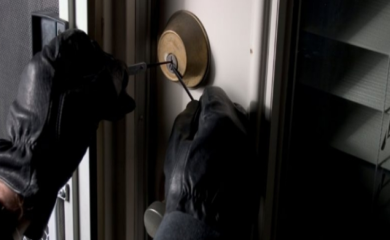 Dvojac završio iza rešetaka: Radnica omogućila lopovu da ukrade novac, pa fingirali provalu