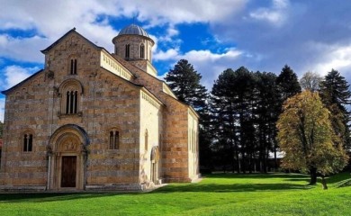 Kosovo pristalo da uknjiži manastir Visoki Dečani na SPC