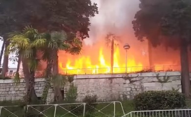 Hotel na primorju u plamenu, požar se širi (VIDEO)