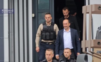 Srbi u Leposaviću ispratili ministra Aljijuija crvenom farbom i jajima VIDEO