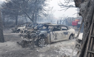 Dramatično u Dalmaciji: Gore kuće i automobili, ljudi bježe (FOTO)