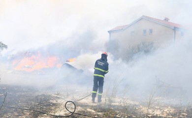 Požar u Dalmaciji ne jenjava, pomoć potražile i porodice iz BiH