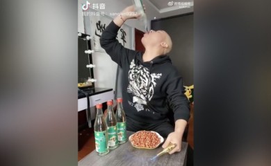 Influenser preminuo u prenosu uživo, jeo crve, stonoge i guštere uz velike količine alkohola