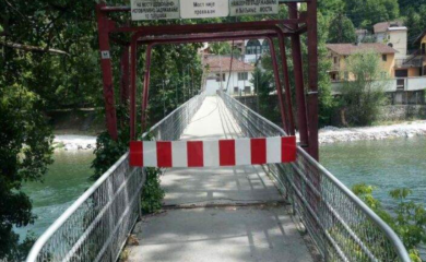 Zatvoren viseći most u Srpskim Toplicama zbog oštećenja
