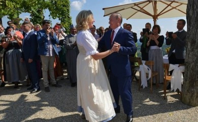 Bivša austrijska ministarka koja je plesala s Putinom seli se u Rusiju