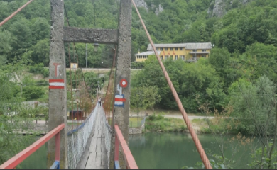 Viseći most se otkačio, 12 ljudi povrijeđeno a jedna osoba smrtno stradala