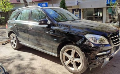 Vozač “mercedesom” napravio haos: Razbio tri automobila u centru grada