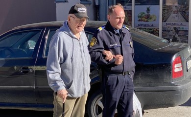 Policajac pomogao penzioneru: Gest koji je sve oduševio