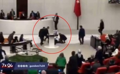 Neviđena drama u parlamentu: Turski poslanik prokleo Izrael pa doživio infarkt (VIDEO)
