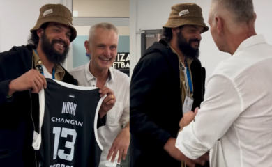 „Već sam popio 10 rakija“: Legendarni as nasmijao sve, Paspalj mu u svlačionici uručio poklon