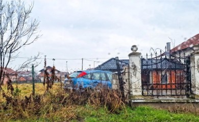 Vozilom udario u banderu i uletio u dvorište: Povrijeđena jedna osoba