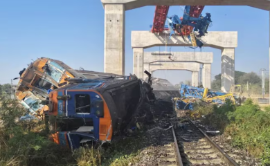 Tragedija na pruzi na Tajlandu: kran pao na voz, najmanje 29 poginulih