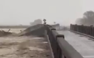 Vanredno stanje na Novom Zelandu: Oluja odnijela most (VIDEO)