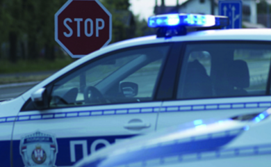 Užasan prizor: Nepoznata osoba pala sa zgrade pred brojne prolaznike i djecu