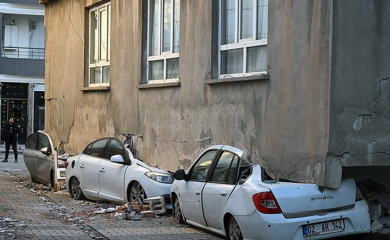Zgrada u Turskoj "progutala" automobile (FOTO)