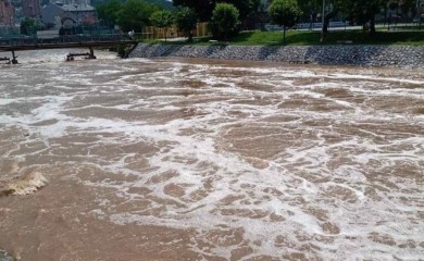 Žene spasile dječaka i djevojčicu iz ledene bujice