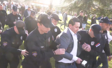 (VIDEO) Čekalo ga 10 POLICAJACA: Ponovo priveden Nemanja Šarović