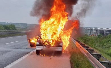 Vozilo u plamenu na auto-putu kod Prnjavora (VIDEO)