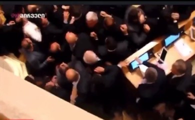 Haos u gruzijskom parlamentu: Poslanici se potukli prije glasanja o zakonu “o stranim agentima” (VIDEO)