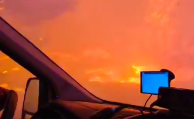 Dramatičan snimak iz Dalmacije: Hitna kroz plamen juri da pomogne vatrogascu (VIDEO)