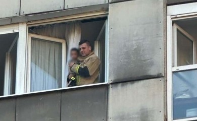 Sarajevski vatrogasac spasio dijete (2) koje je ostavljeno samo u stanu na Grbavici, majka uhapšena