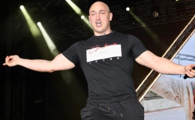 Desingerica uzeo cigaretu od fana iz publike, pa je pojeo: Poruka bivšem saradniku?
