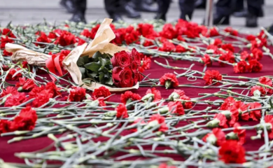 Građani ostavljaju karanfile na mjestu terorističkog napada u Istanbulu