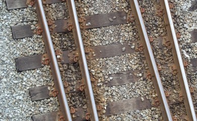 Kombi sletio na prugu, povrijeđen vozač