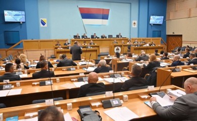 Opozicija u Skupštini: Pitagora bi ponovo umro kad bi vidio kako računate